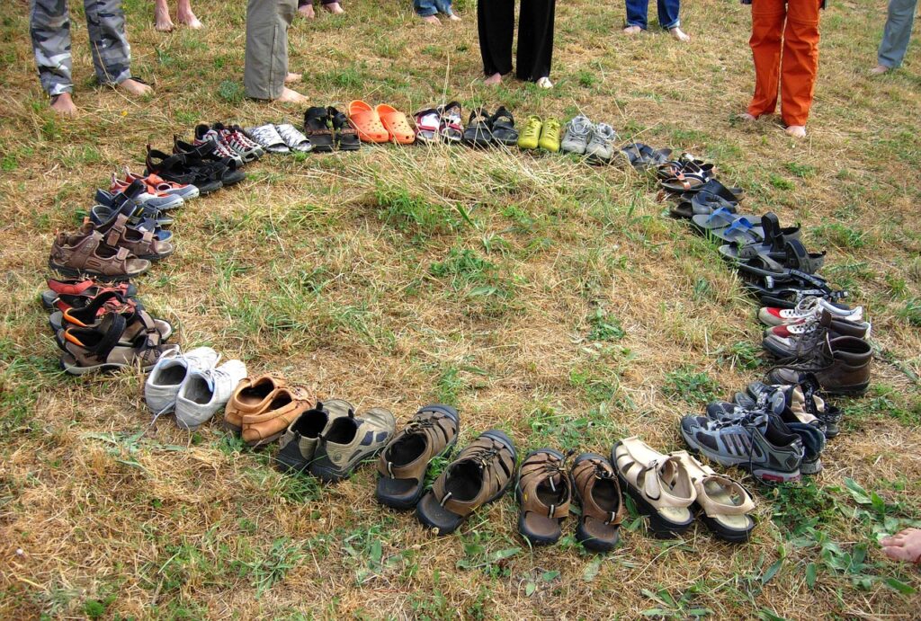Schuhe in einem Kreis auf dem Rasen aufgestellt